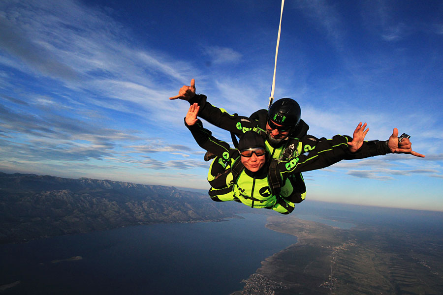 Skydiving-and-smile-in-the-air
